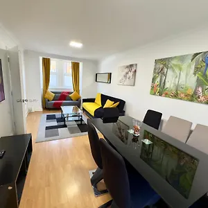 Appartement 3 Bedrooms 3 Bathrooms Spacious House, Reception, Kitchen, Garden, Parking